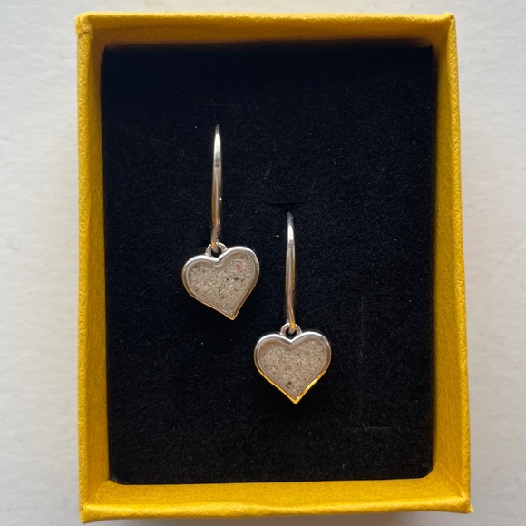 Dune Jewelry, Sand Jewel Leverback Earrings - Heart. Sand from the Caribbean. - Picture 2 of 6